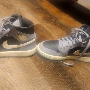 Wmns Air Jordan 1 Mid 'Cement Grey